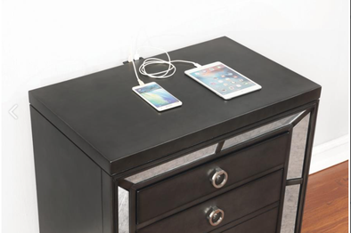 Caveria 3- Drawers Nightstand with USB